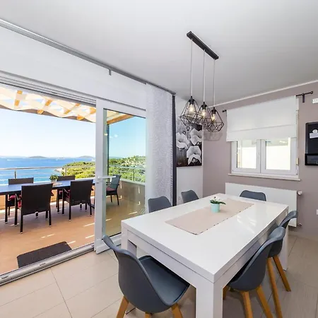 Sea View Apartment *