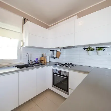 Sea View Apartment *