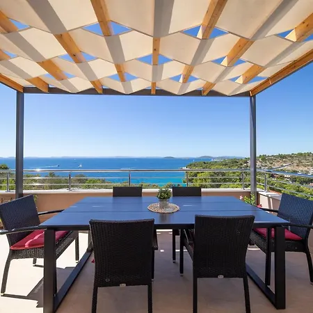 Sea View Apartment *